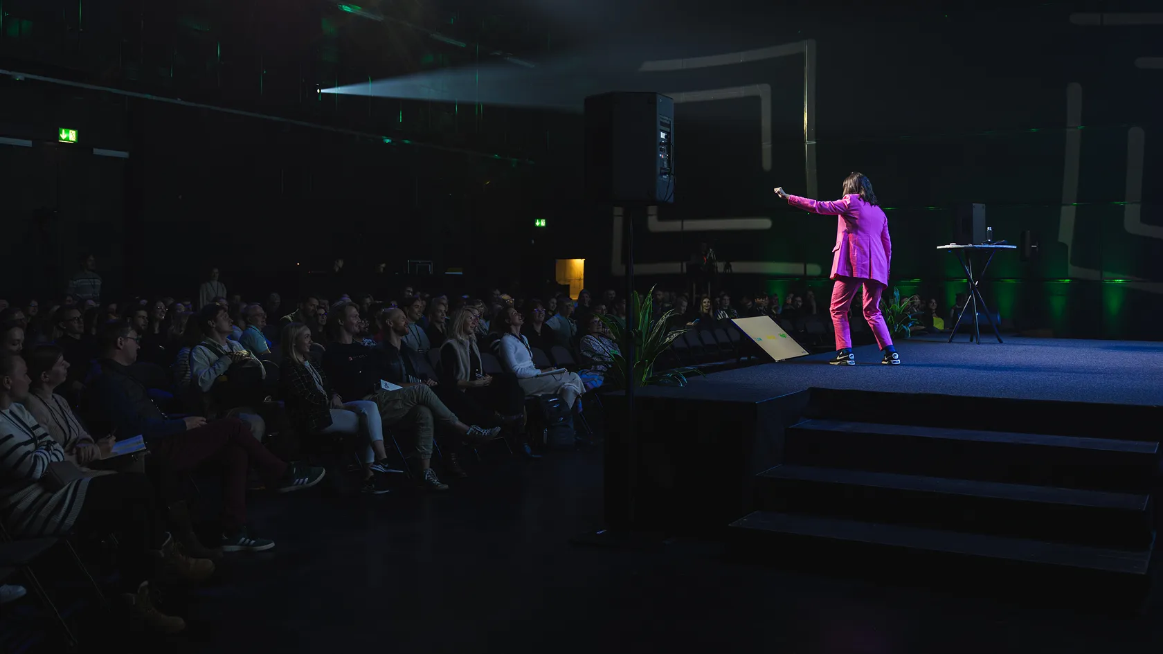 inimesed WUD konverentsil saalis esinejat kuulamas