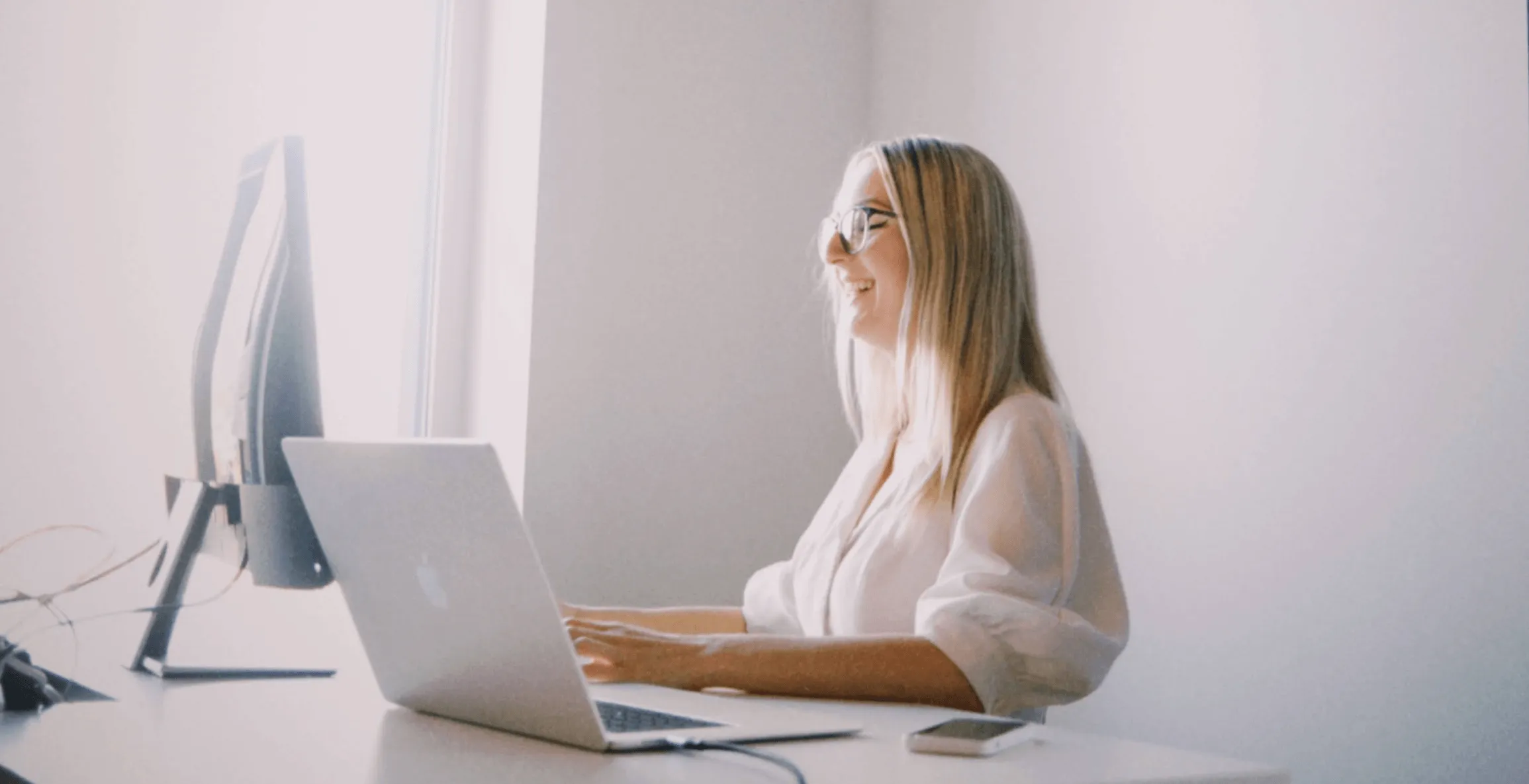 WAS sertifitseeritud spetsialist Mari-Ell Mets istub Trinidad Wisemani kontoris laua taga ja arvuti on lahti