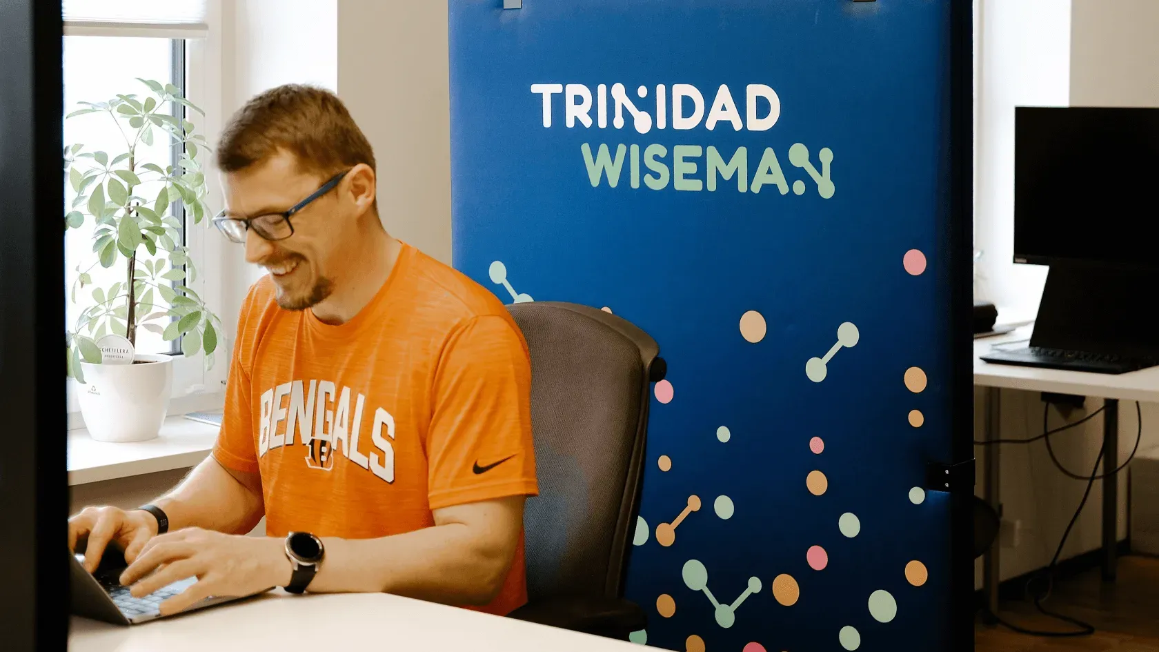 Mees istub arvuti taga
